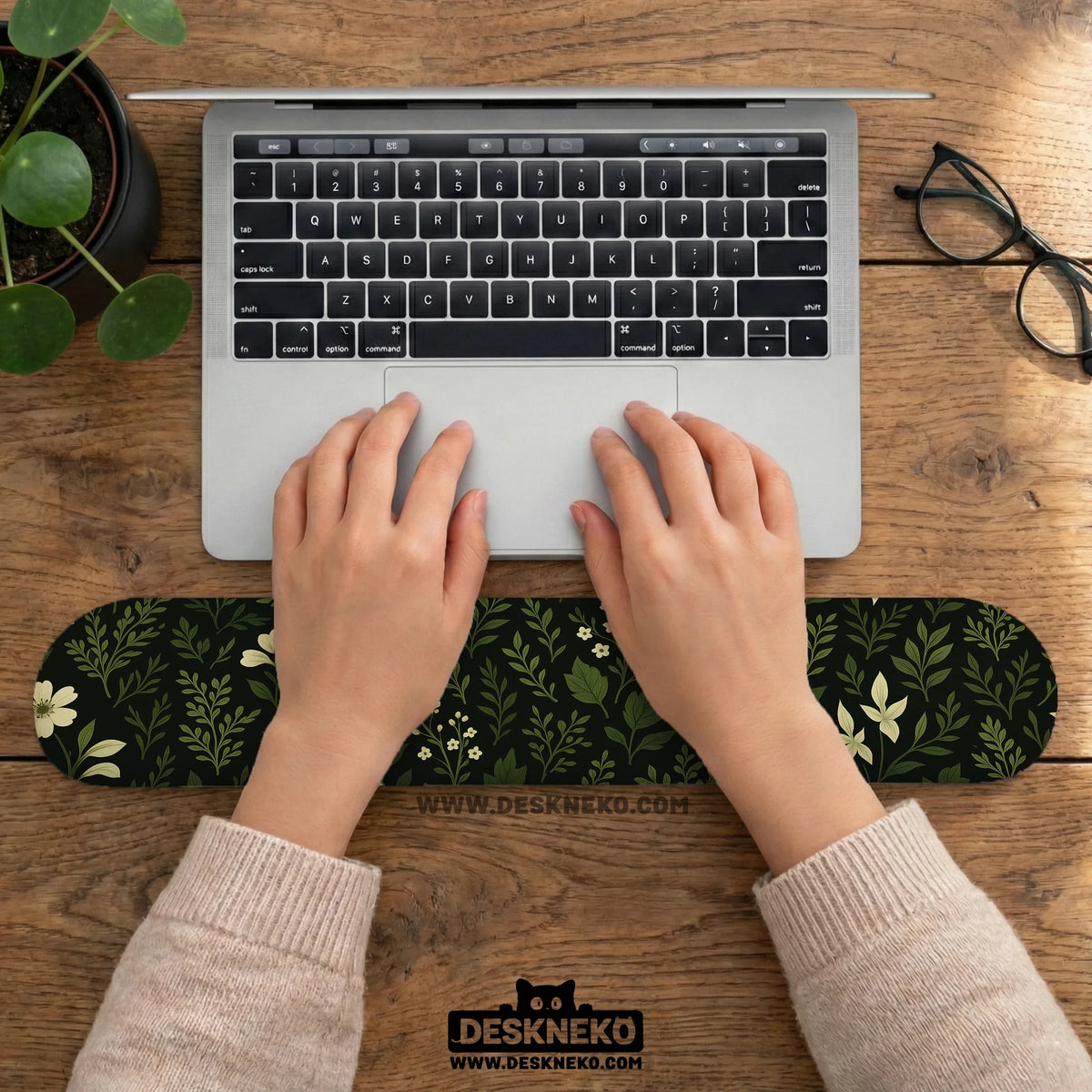 Botanical Ergonomic Mousepad with Wrist Rest for Cozy Desk Setup - Deskneko