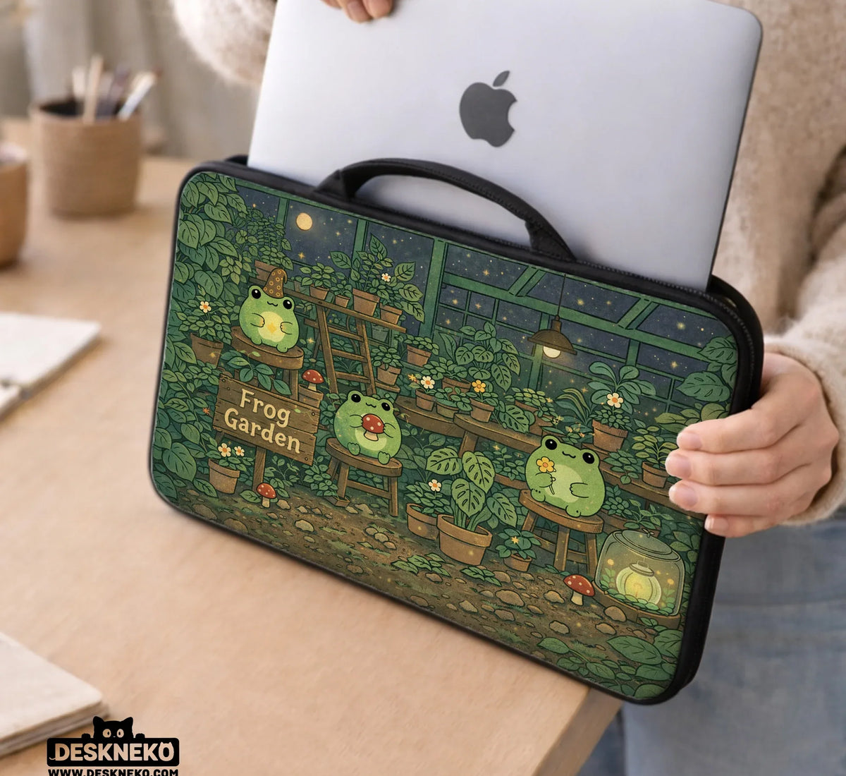 Frog Garden Laptop Sleeve - Deskneko
