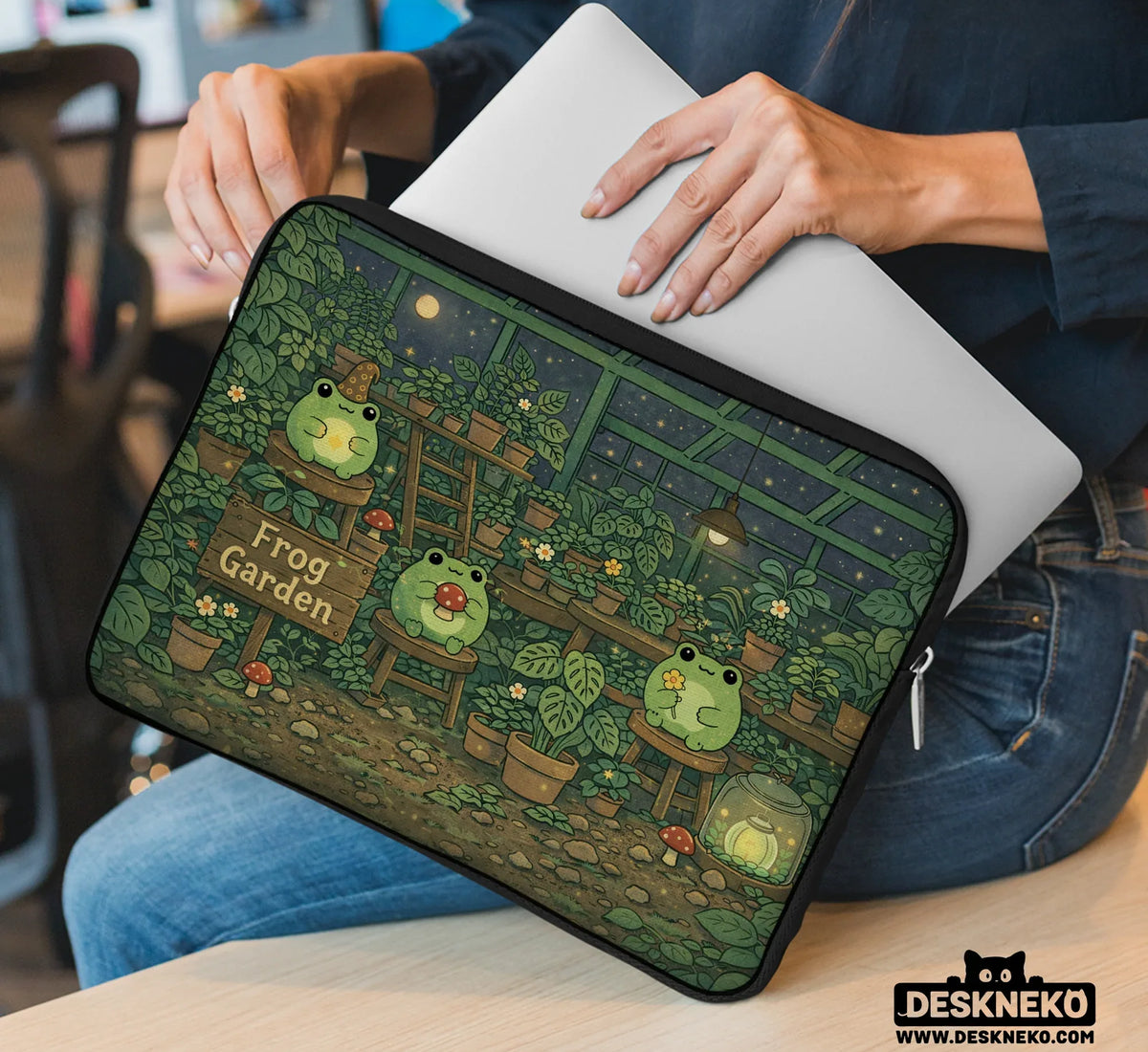 Frog Garden Laptop Sleeve - Deskneko