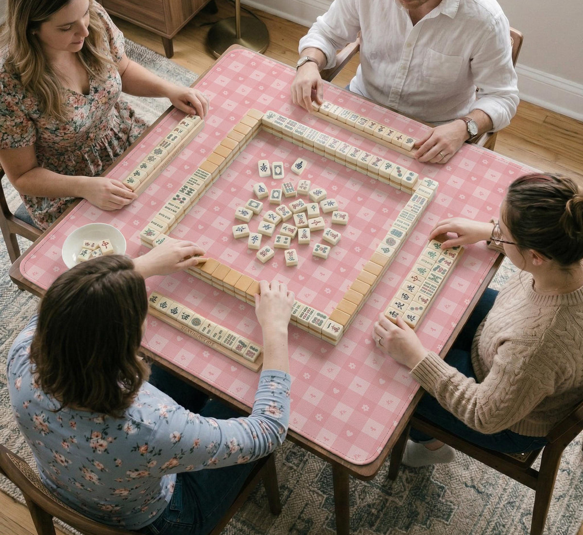 Pink checkered mahjong mat with small hearts and flowers.