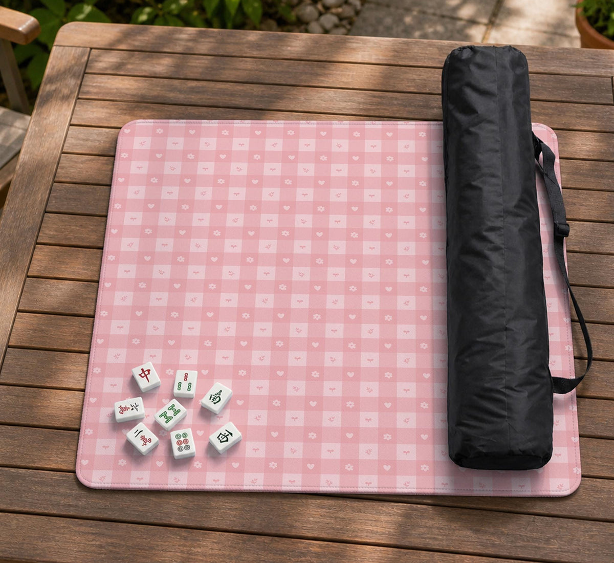 Pink checkered mahjong mat with small hearts and flowers.
