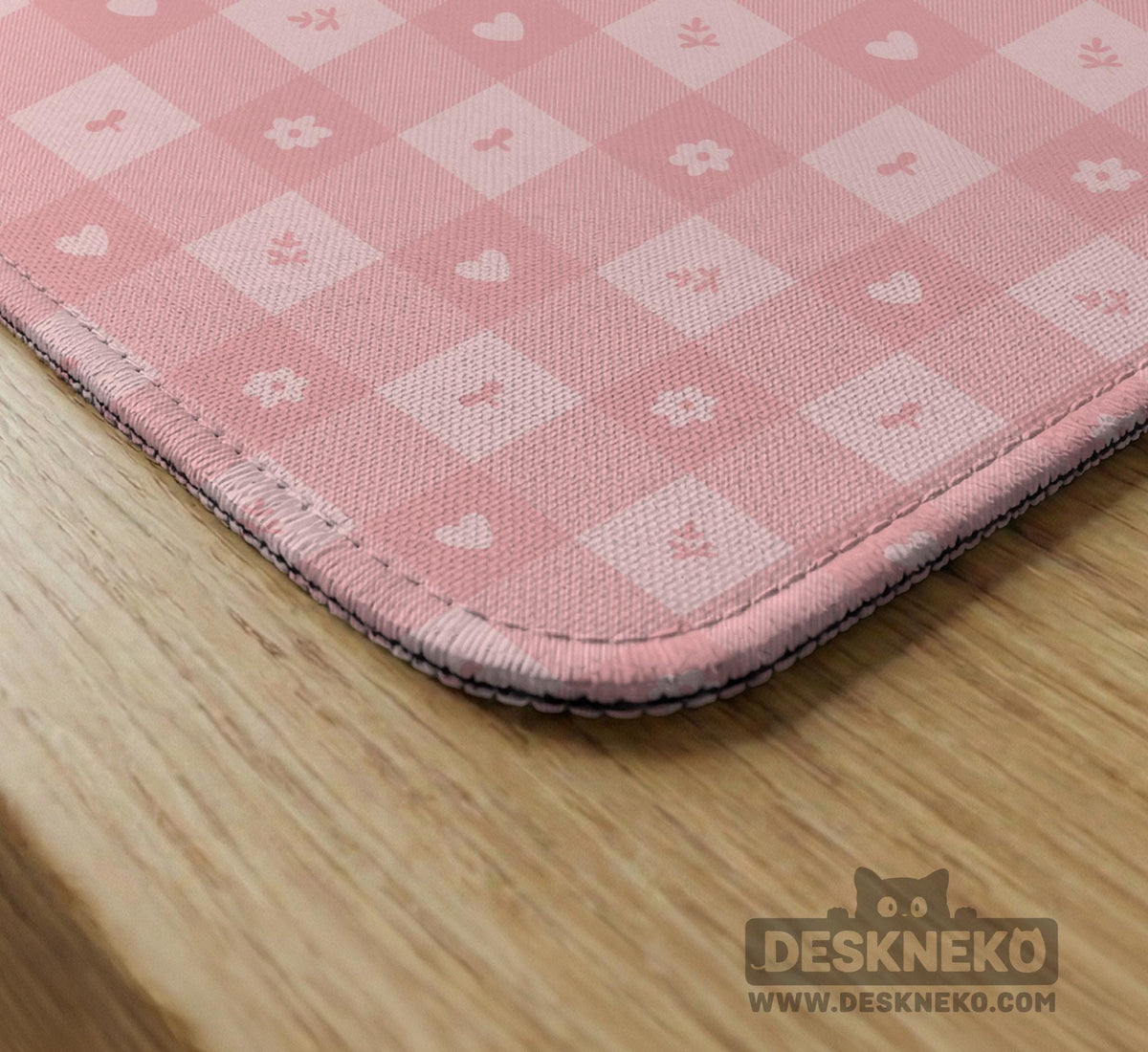 Pink checkered mahjong mat with small hearts and flowers.