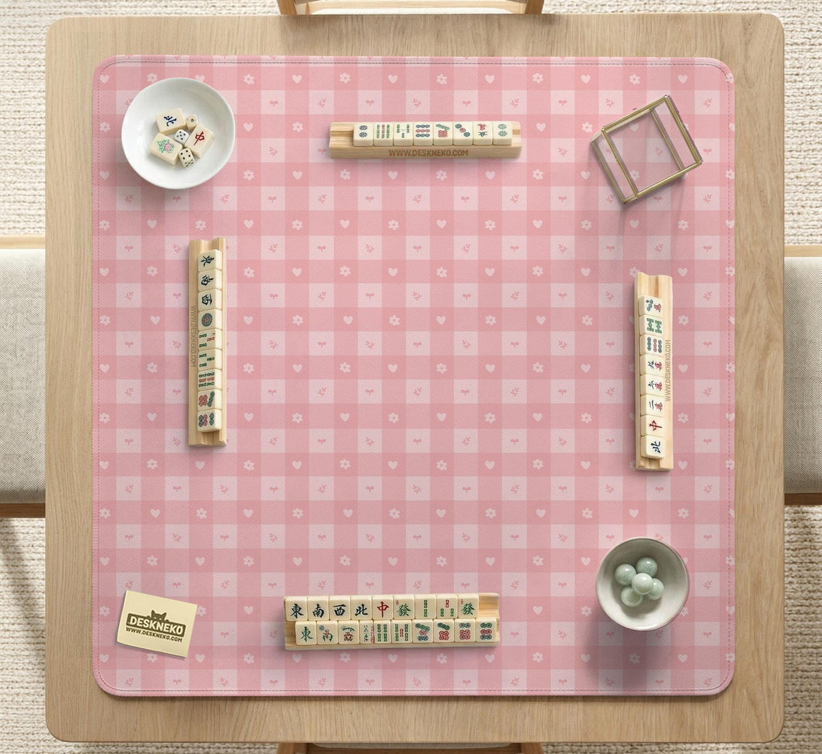 Pink checkered mahjong mat with small hearts and flowers.