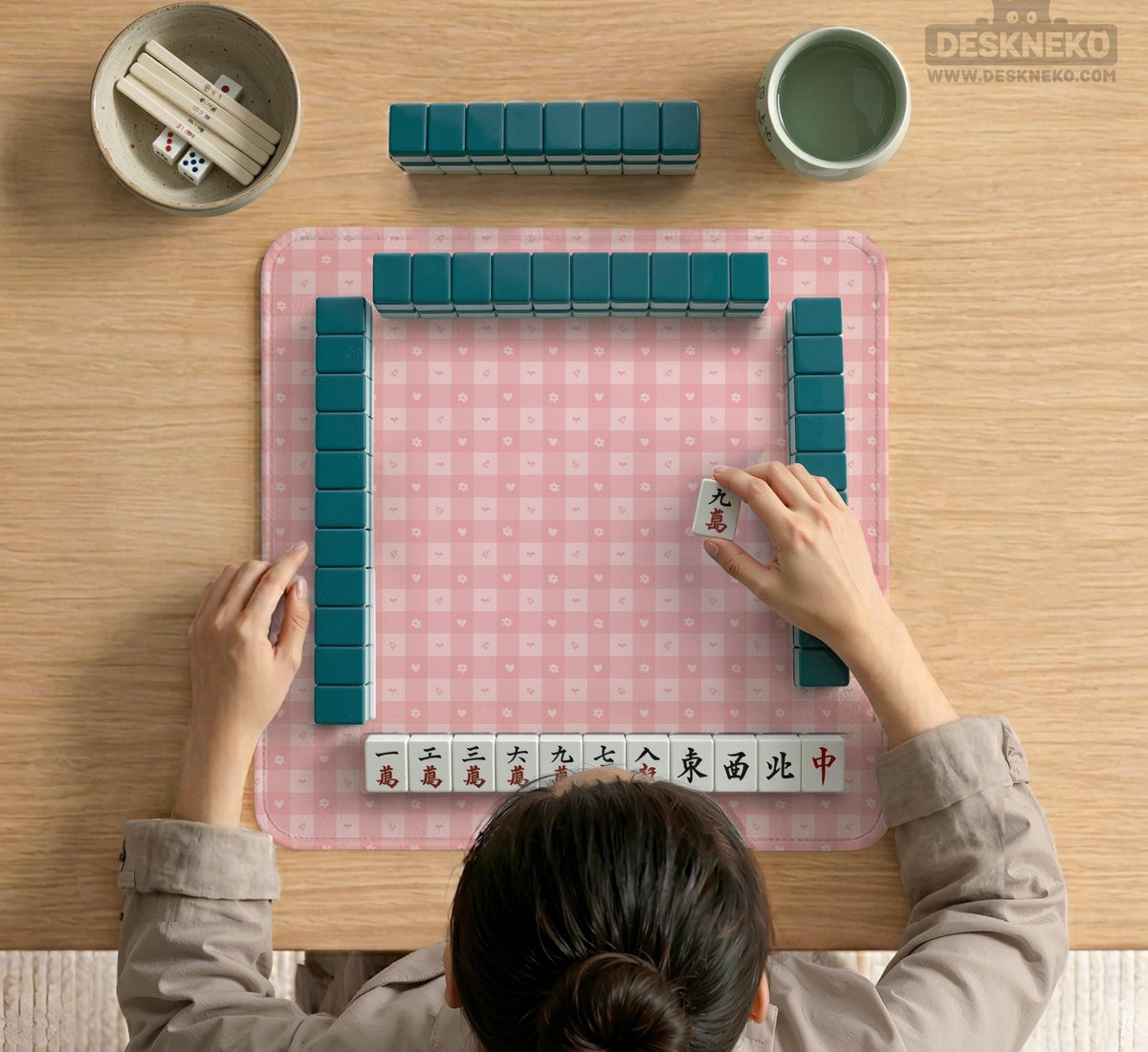 Pink checkered mahjong mat with small hearts and flowers.