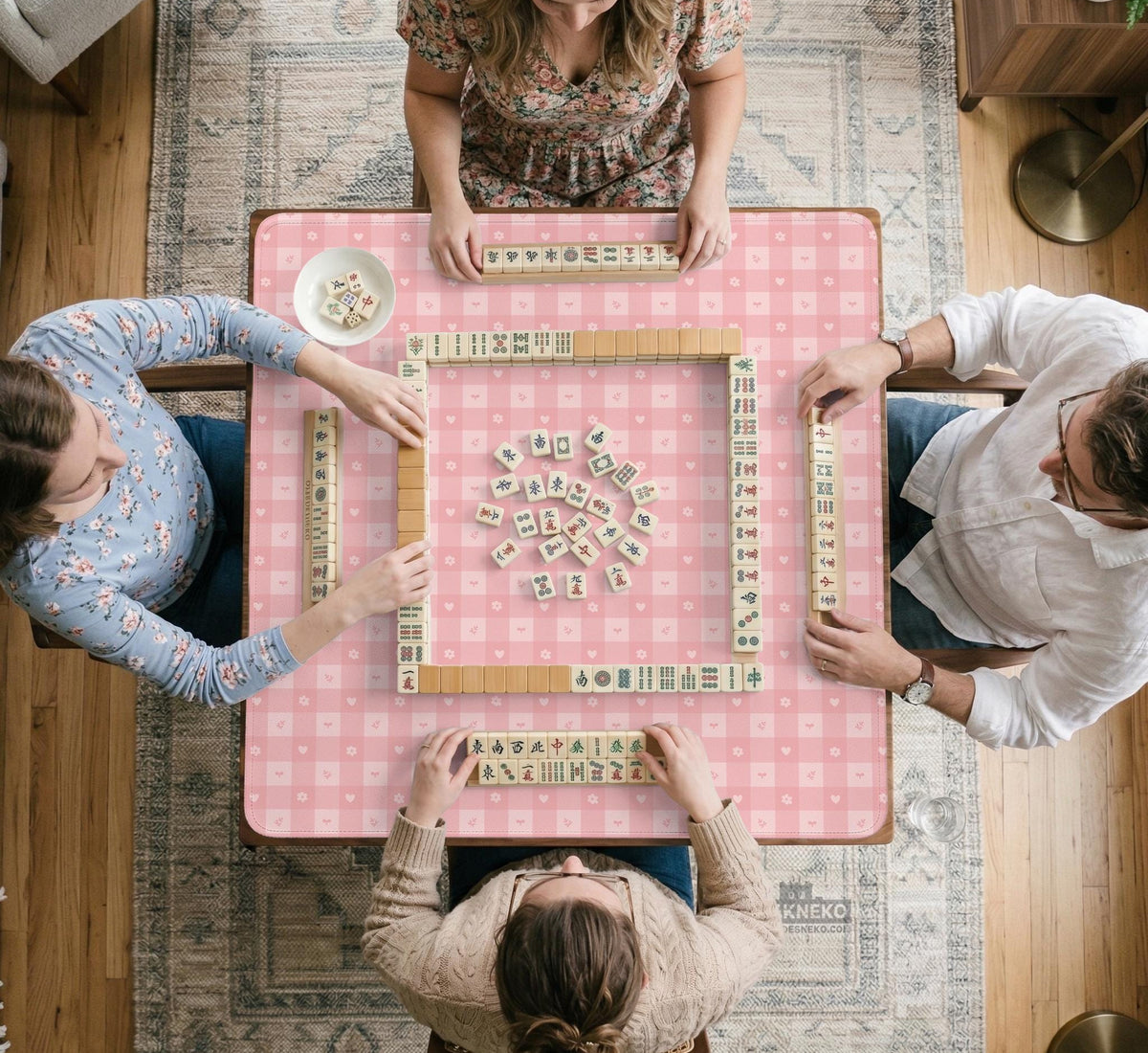 Pink checkered mahjong mat with small hearts and flowers.