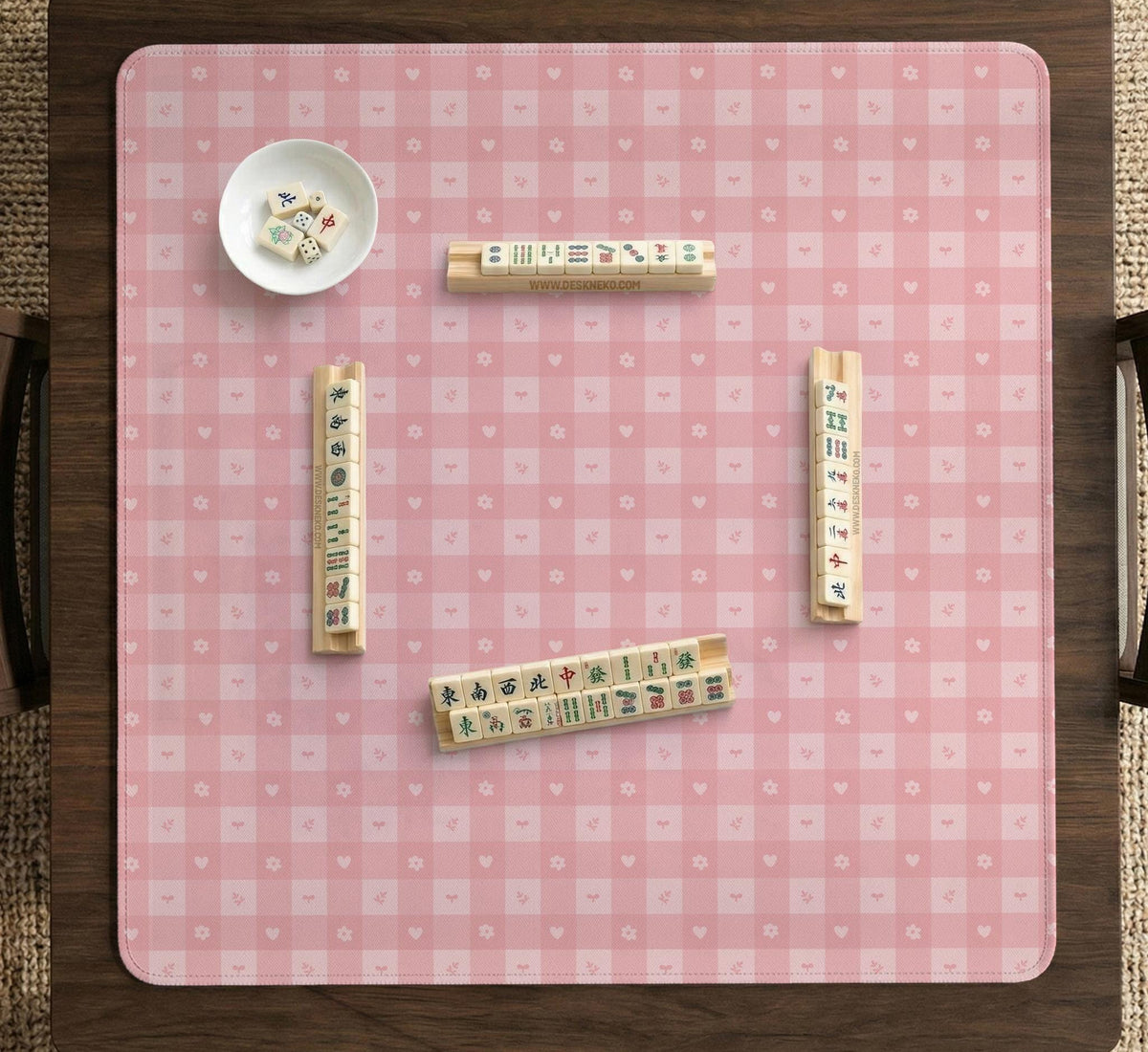 Pink checkered mahjong mat with small hearts and flowers.