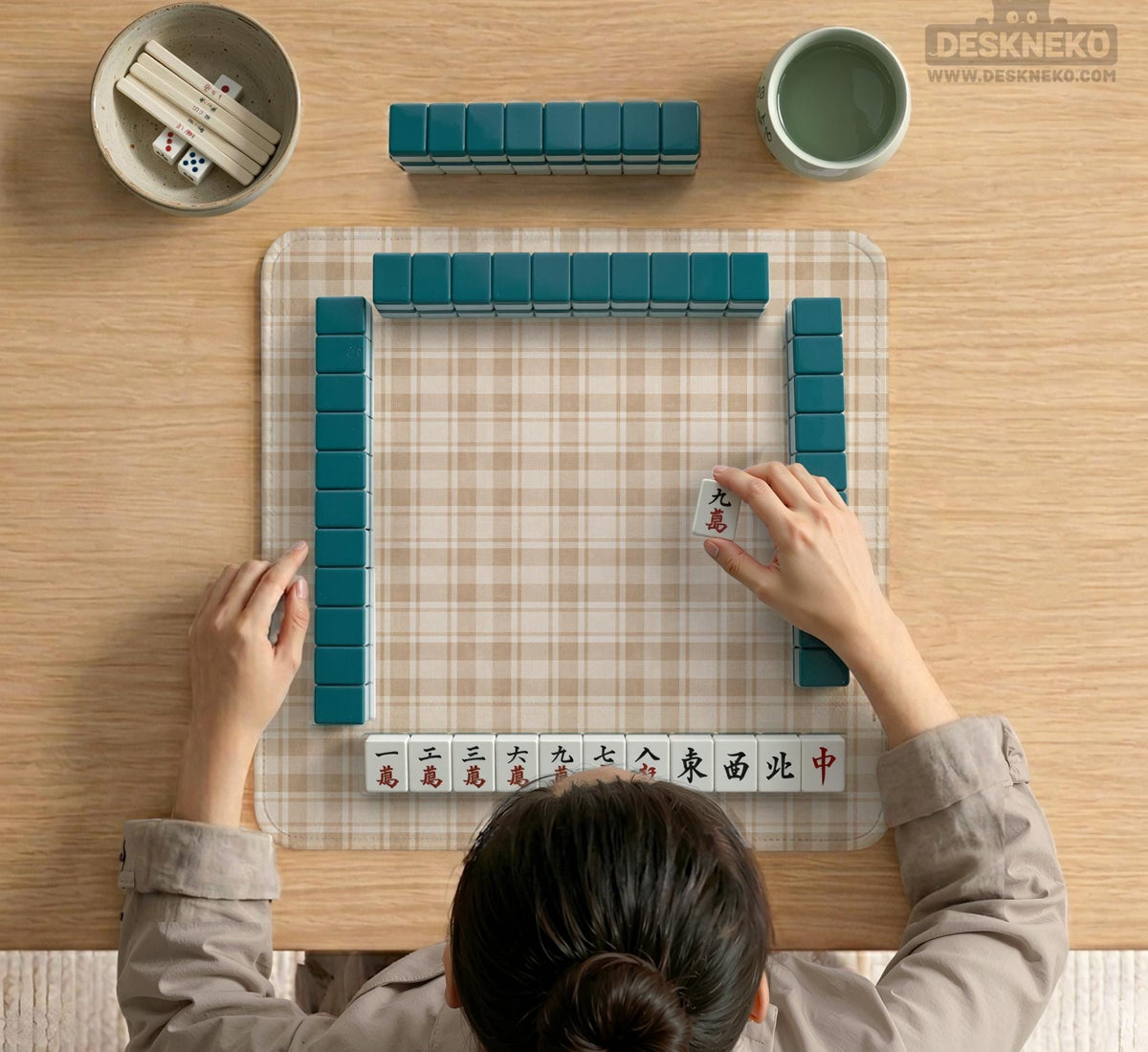 Beige plaid mahjong mat with a cream tartan pattern on a neutral background.