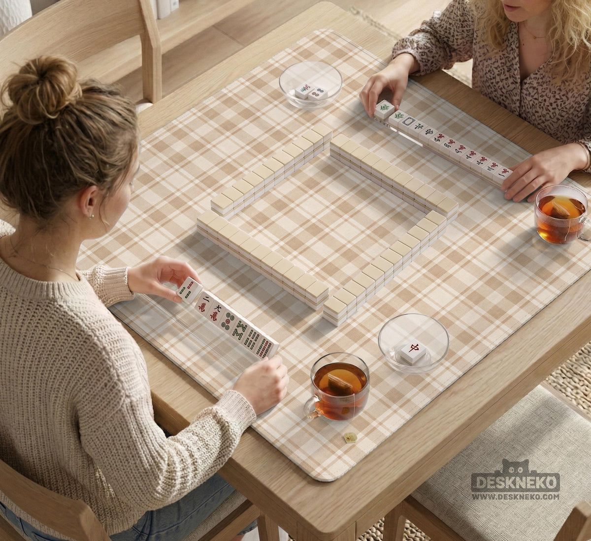Beige plaid mahjong mat with a cream tartan pattern on a neutral background.